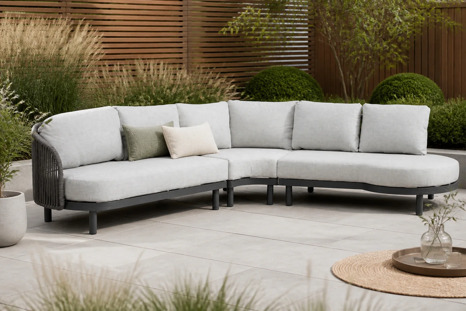 Sfeerfoto van Santika Furniture Nanda hoek loungeset 3-delig – Grijs-antraciet
