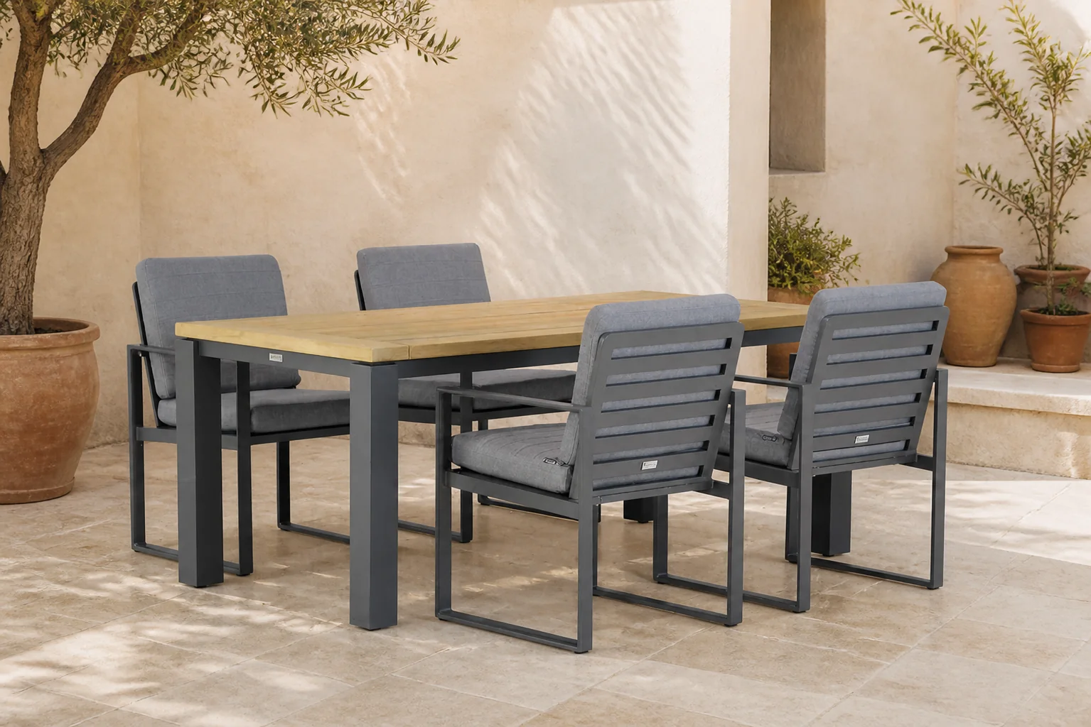 Sfeerfoto van Santika Furniture Zaga/Veneto 180 cm dining tuinset 5-delig – Grijs-antraciet