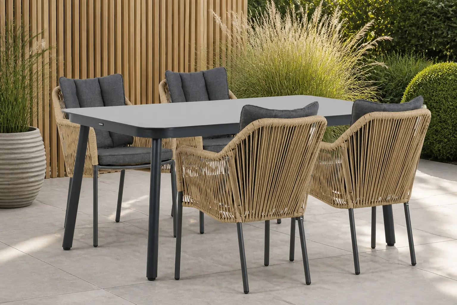 Sfeerfoto van De Laan Projects Lifestyle Marbella/Tavano 160 cm dining tuinset 5-delig – Taupe-naturel-bruin