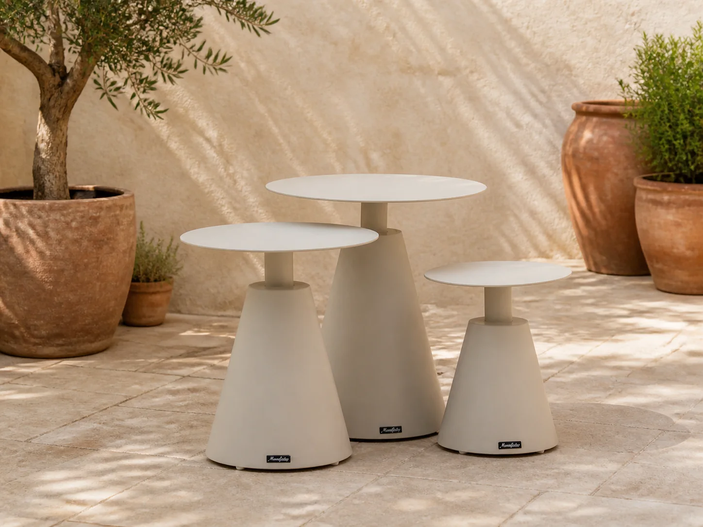 Sfeerfoto van Manifesto Furniture Tusa bijzet tuintafelset 3-delig – Taupe