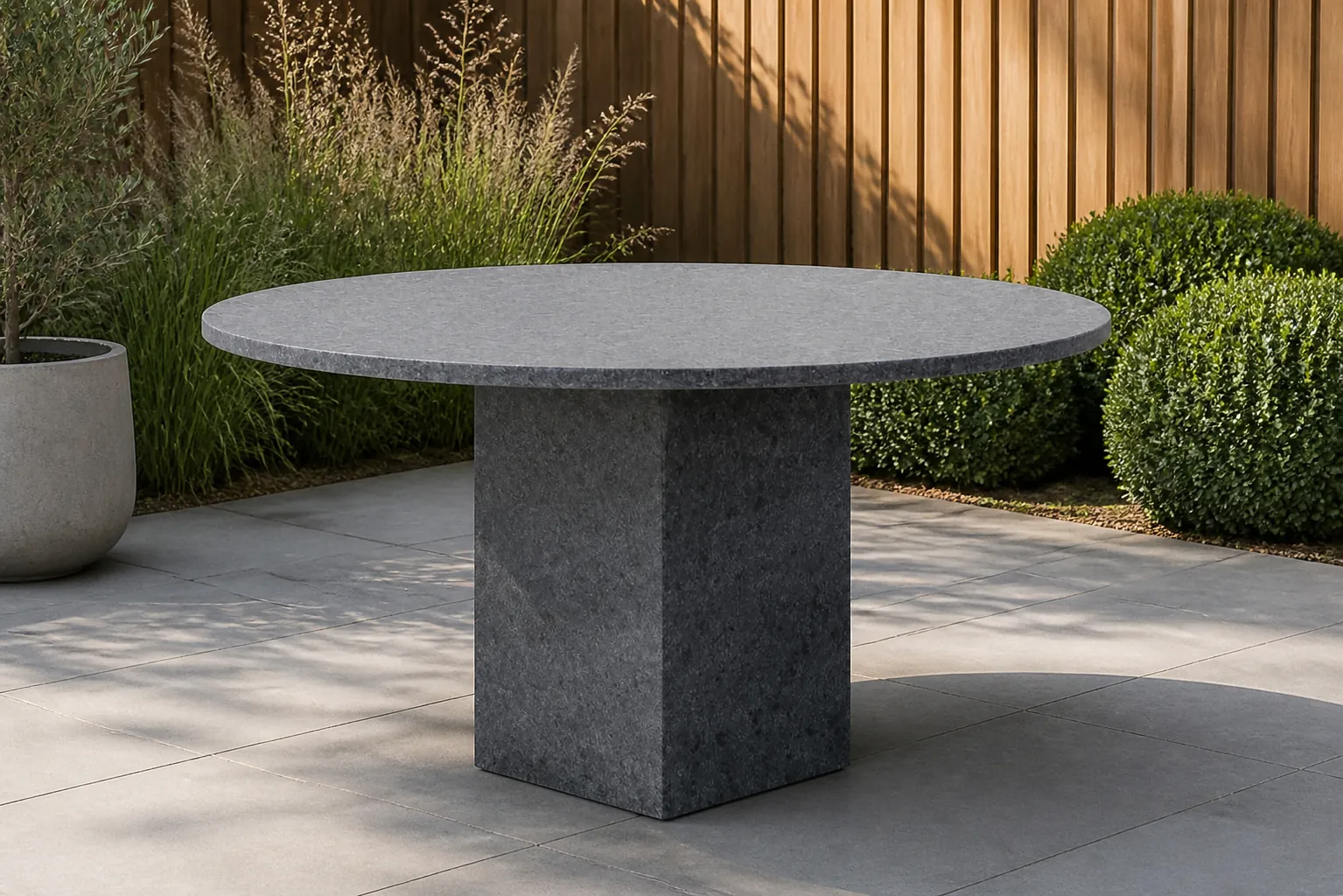 Sfeerfoto van Garden Collections Graniet dining tuintafel rond 140 cm – Grijs-antraciet