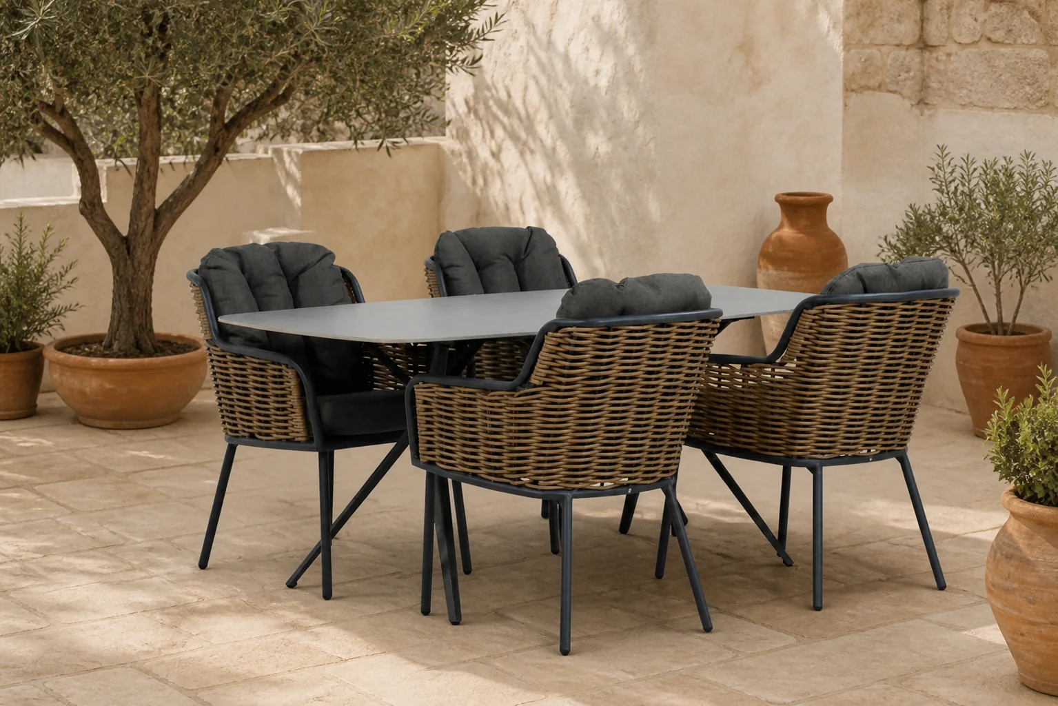 Sfeerfoto van Santika Furniture Fasano/Valerio 180 cm dining tuinset 5-delig – Grijs-antraciet
