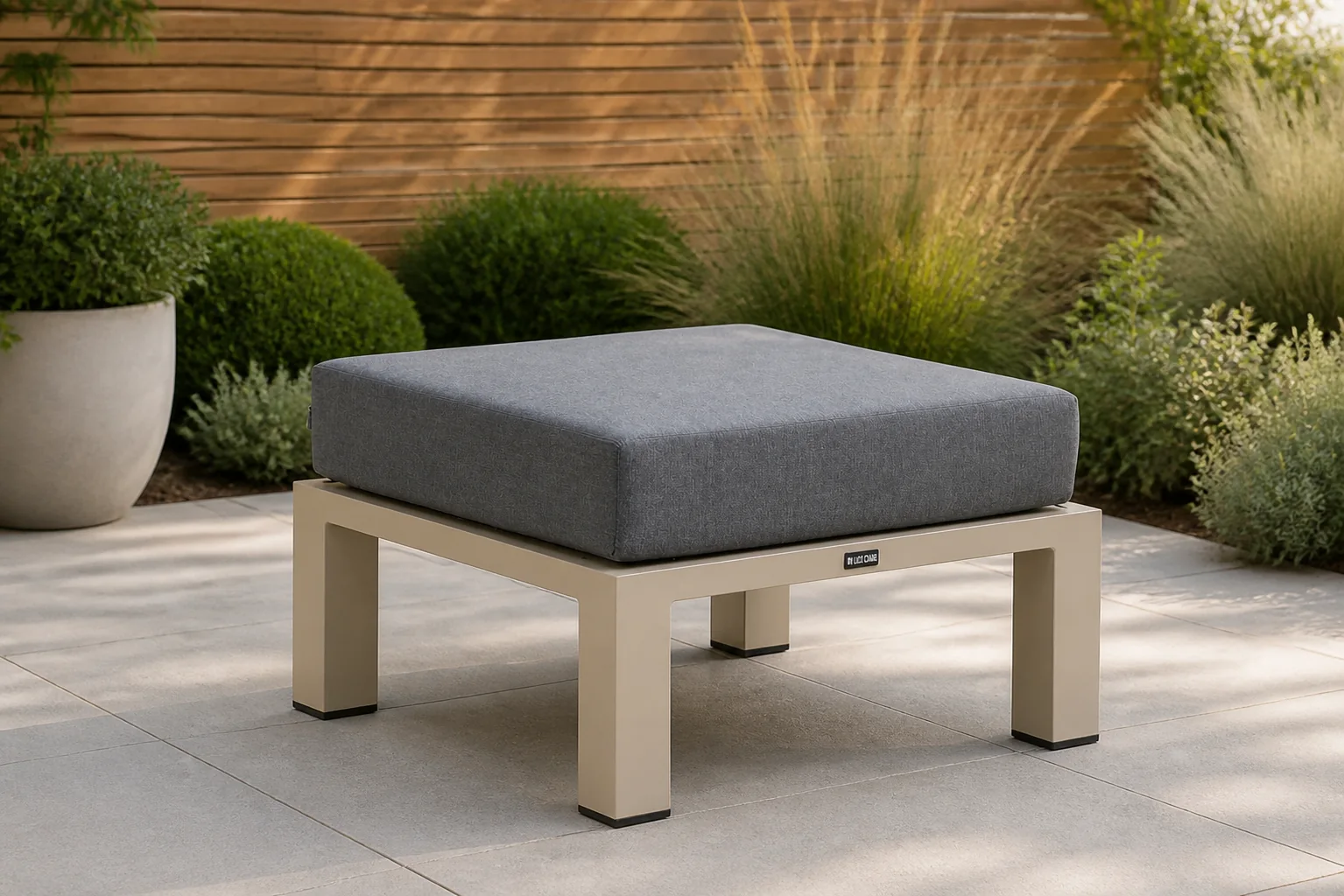 Sfeerfoto van Lifestyle Garden Furniture Luca lounge voetenbank – Taupe-naturel-bruin
