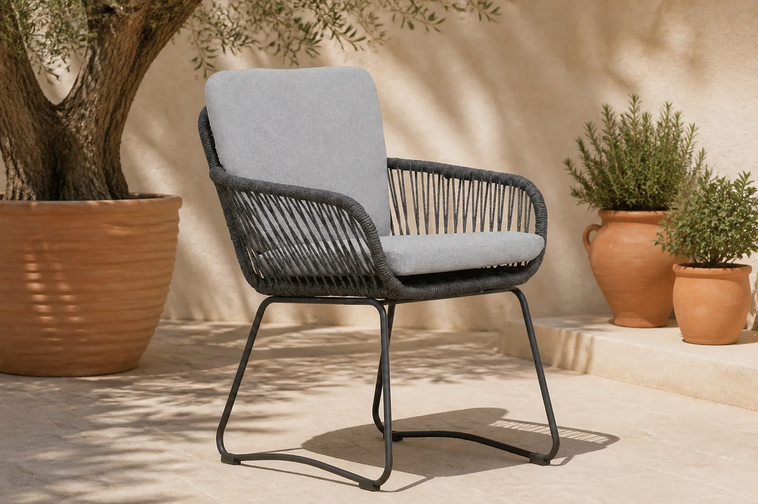 Sfeerfoto van BUITEN living Harper dining tuinstoel | touw + rvs | Stone Grey – Grijs