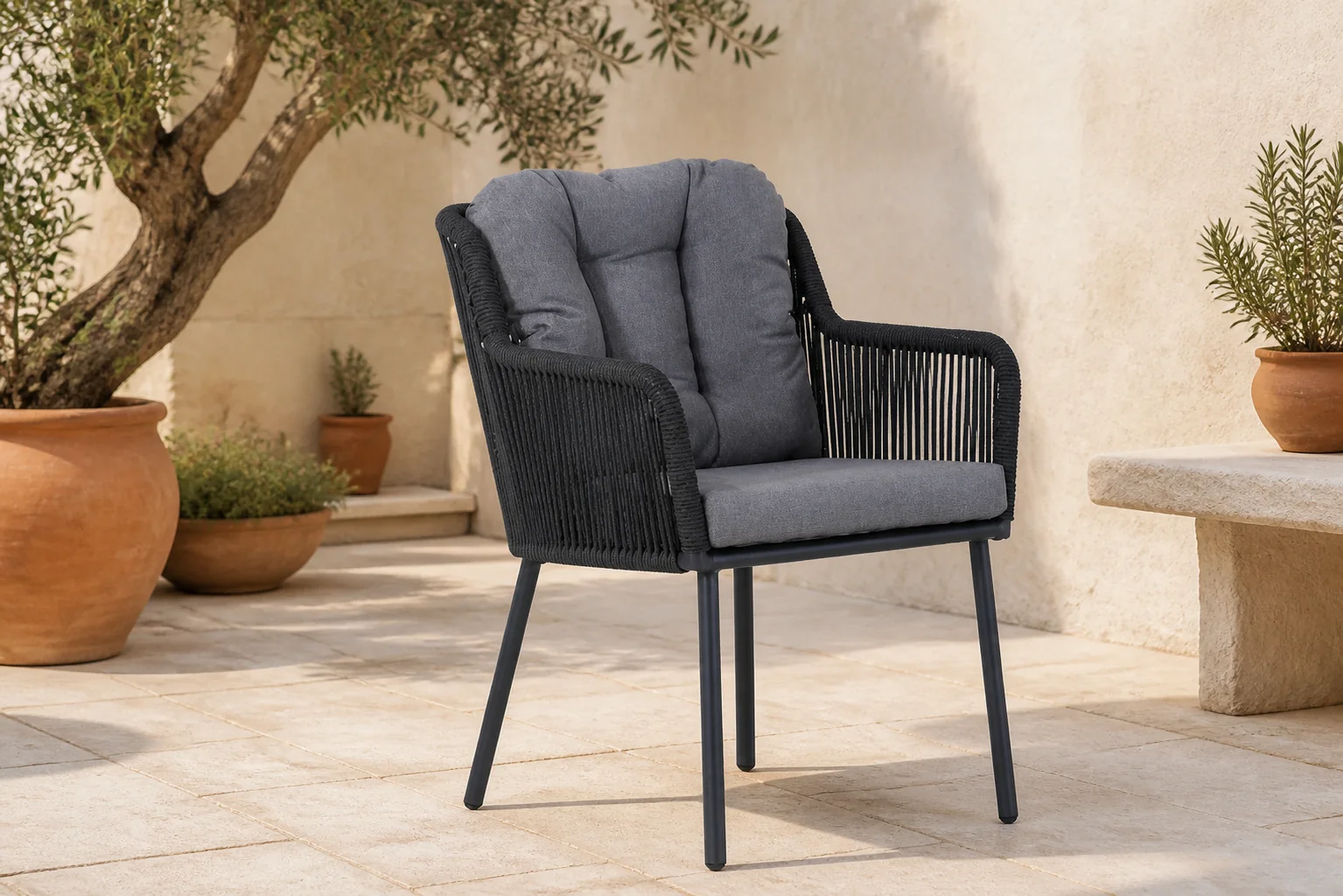 Sfeerfoto van Santika Furniture Tendenza dining tuinstoel antraciet – Grijs-antraciet