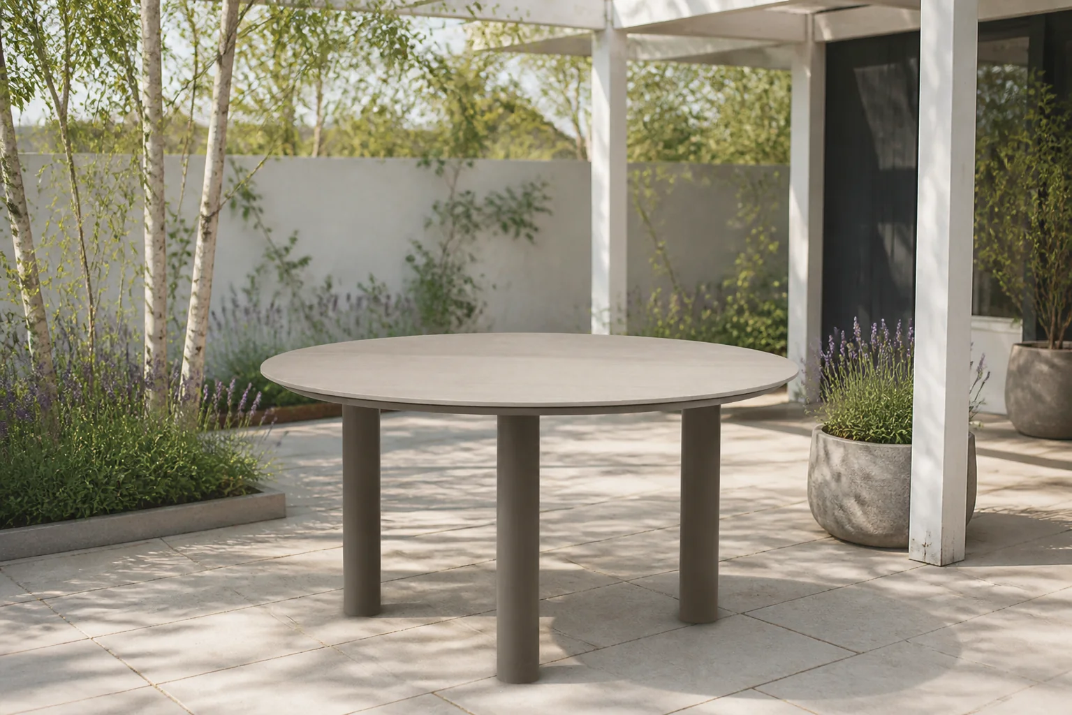 Sfeerfoto van Coco Trino dining tuintafel 140 cm – Taupe-naturel-bruin