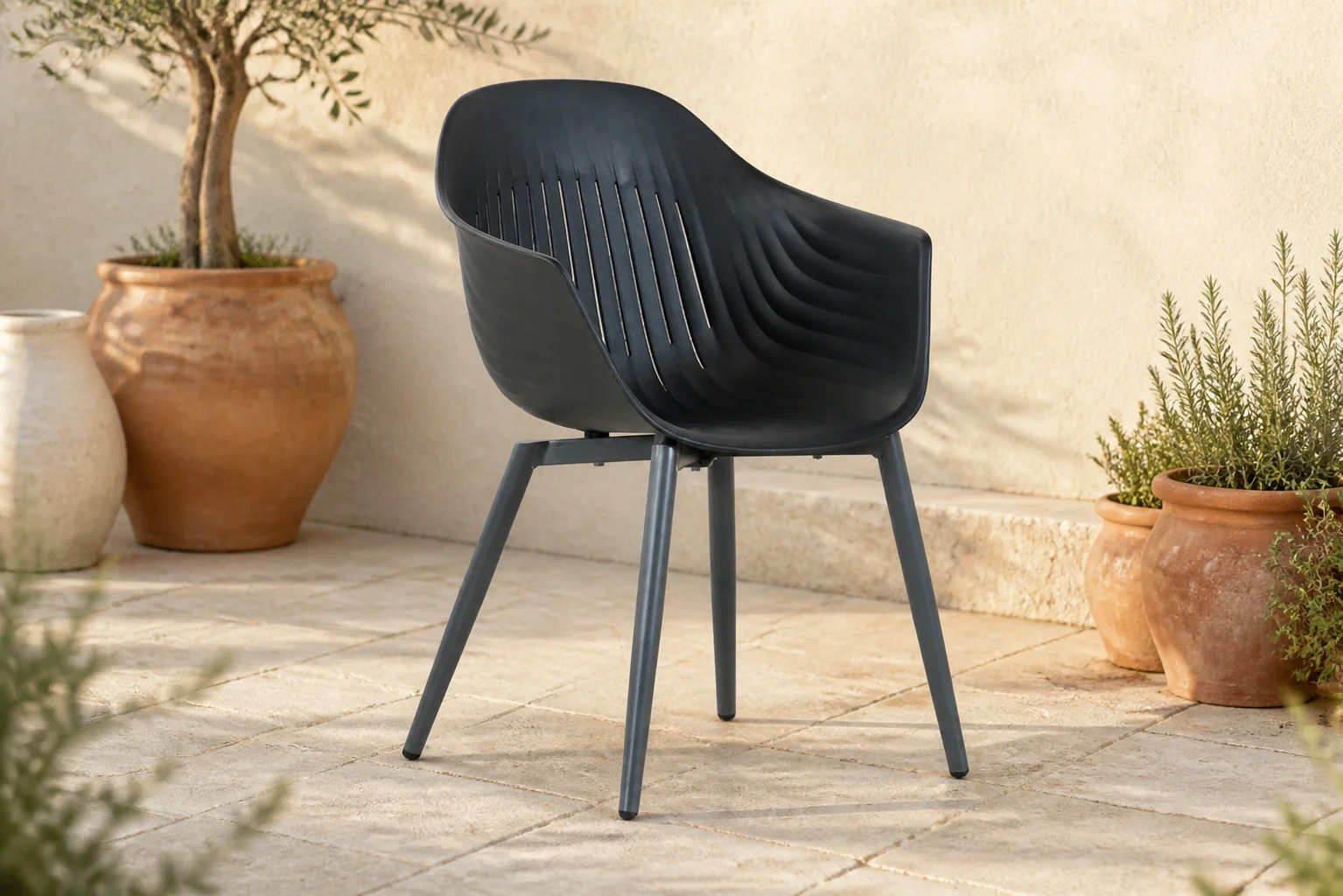Sfeerfoto van Lifestyle Garden Furniture Lissabon dining tuinstoel – Grijs-antraciet