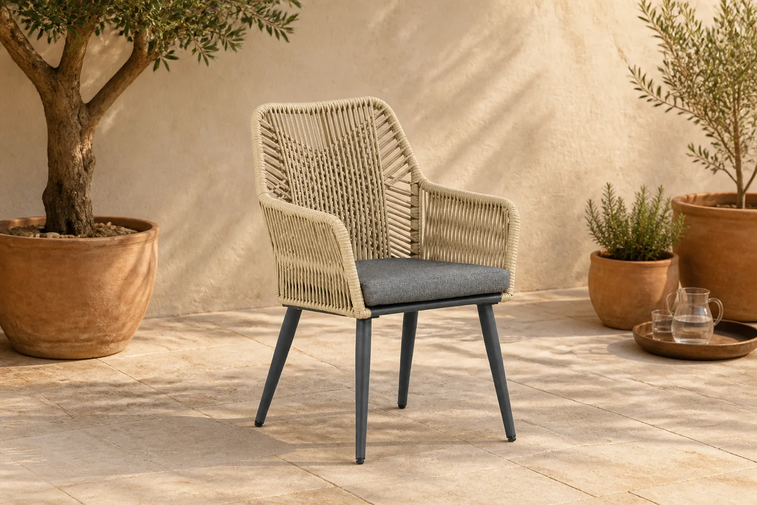 Sfeerfoto van Coco Vedra dining tuinstoel – Taupe-naturel-bruin