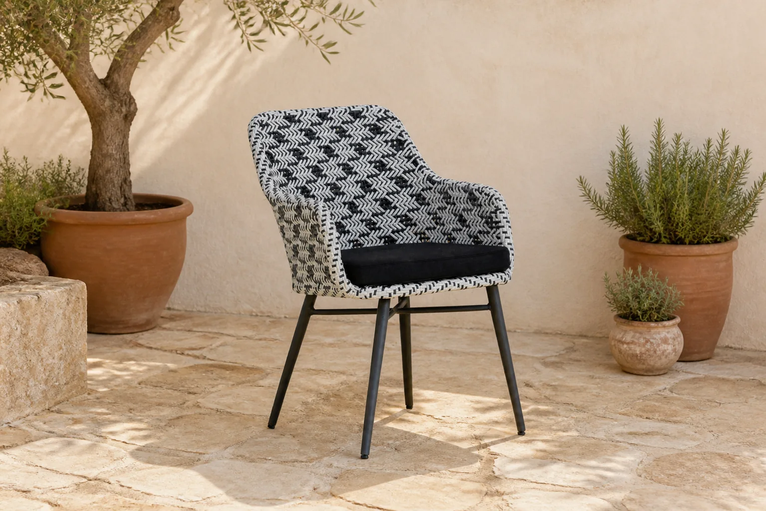 Sfeerfoto van Lifestyle Garden Furniture Crossway dining tuinstoel – Zwart-wit