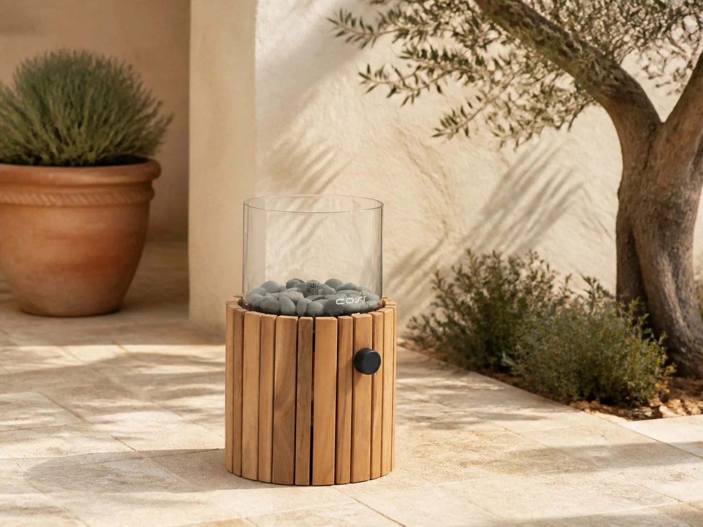 Sfeerfoto van Cosiscoop Timber round gaslantaarn ø 18cm (h:30cm) – Bruin