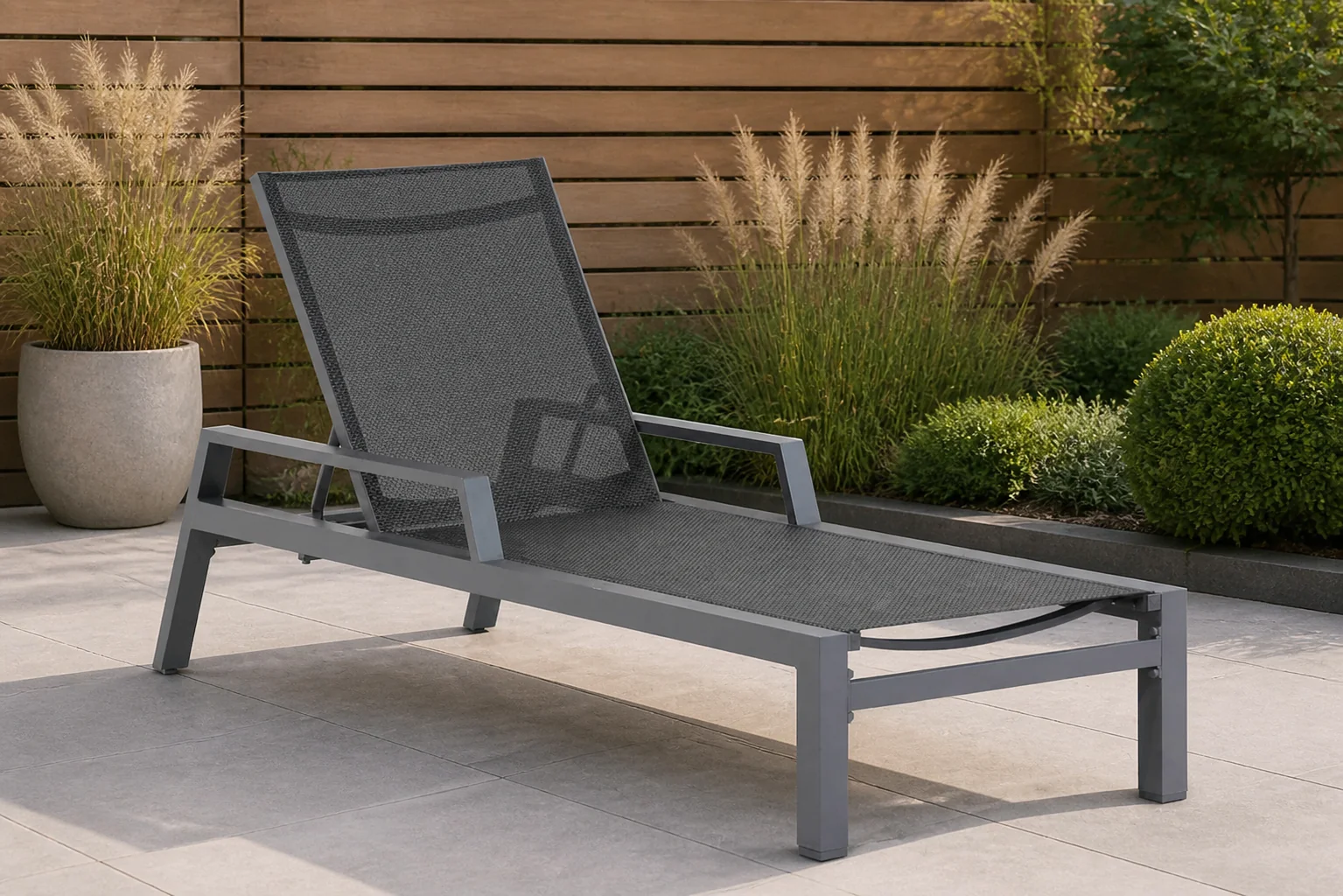Sfeerfoto van Lifestyle Garden Furniture Licata ligbed verstelbaar – Grijs-antraciet