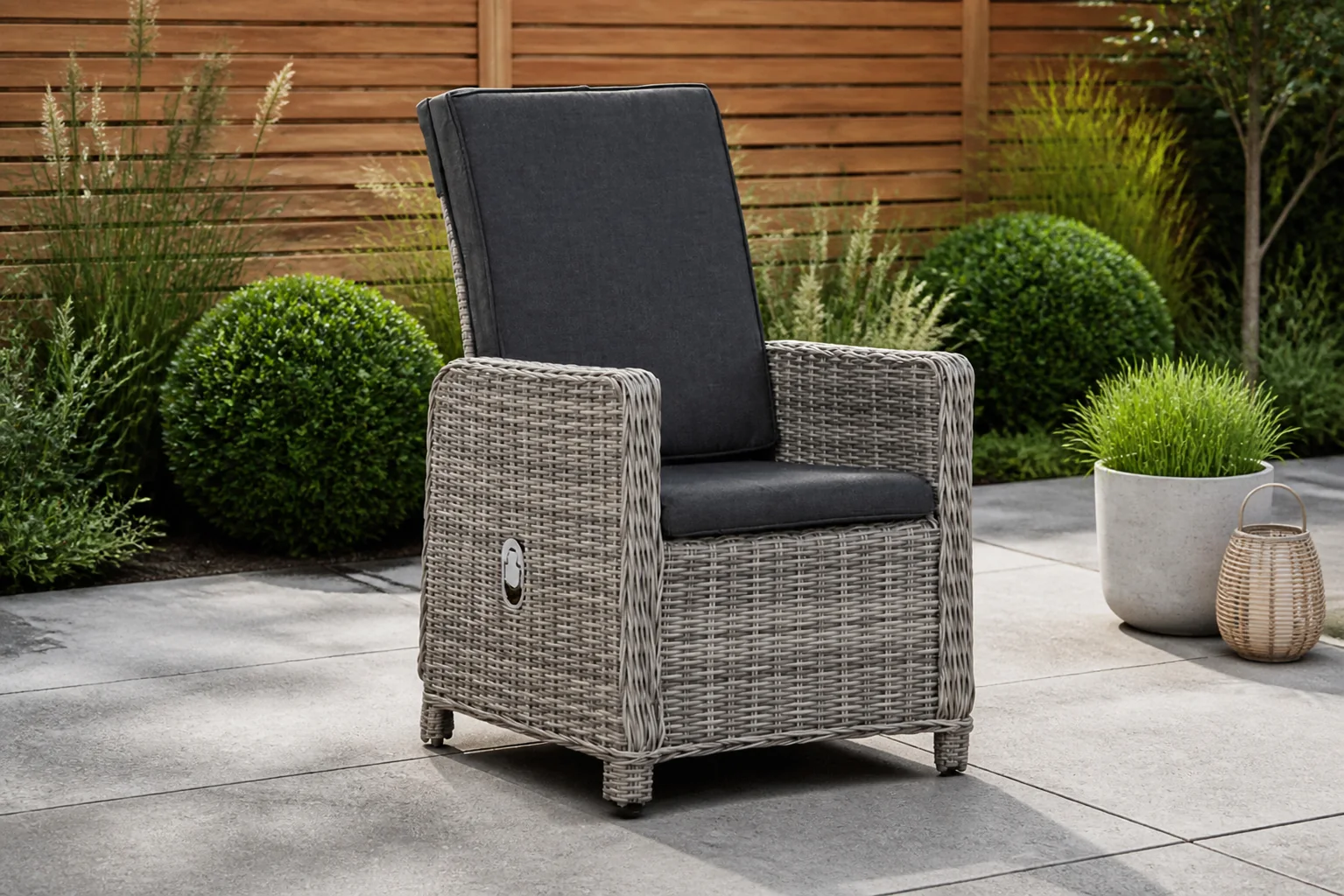 Sfeerfoto van Garden Collections Bello dining tuinstoel verstelbaar – Grijs-antraciet