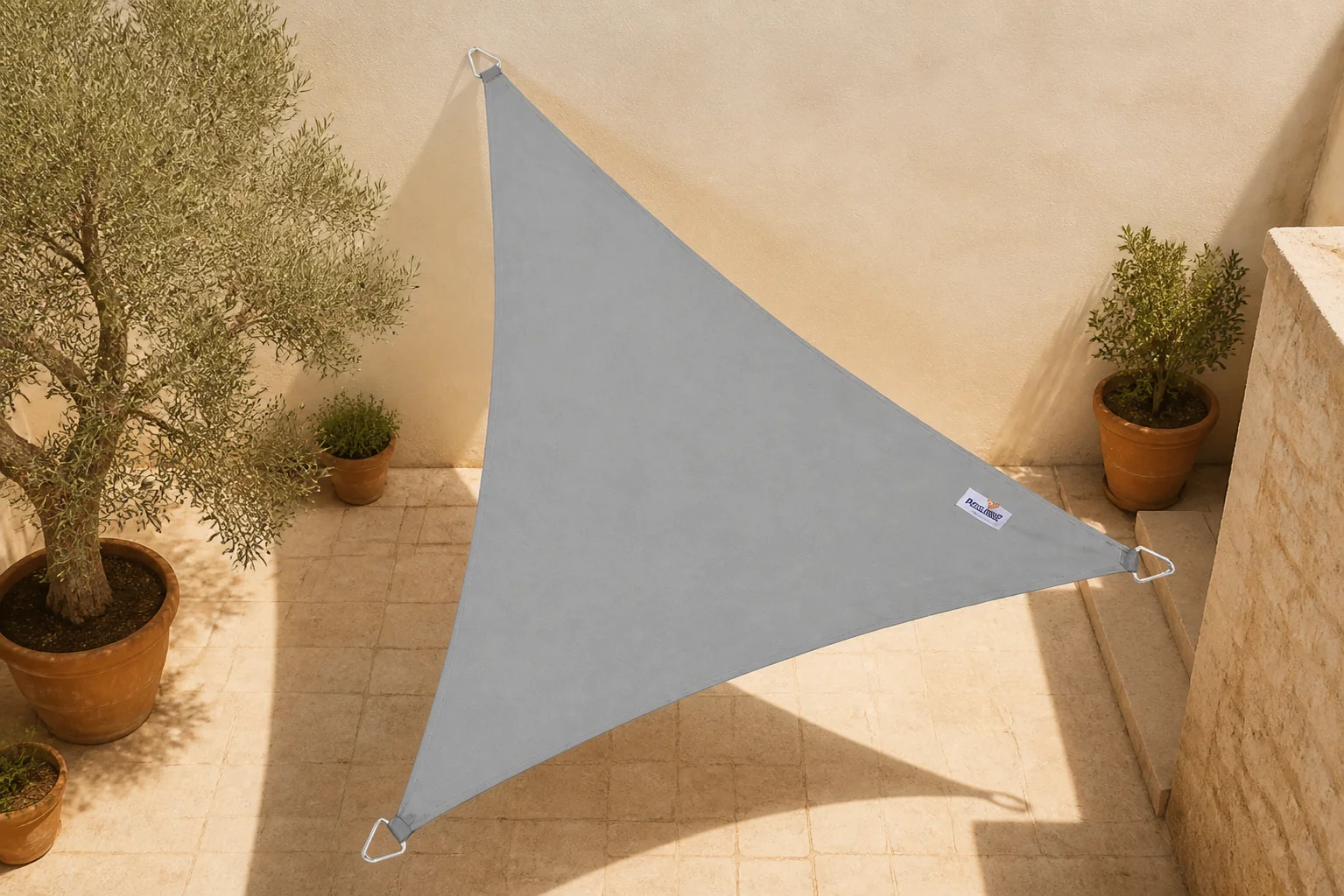 Sfeerfoto van Platinum Sun & Shade | Dreamsail Waterproof Schaduwdoek Driehoek 500 x 500 x 500 cm | Grijs