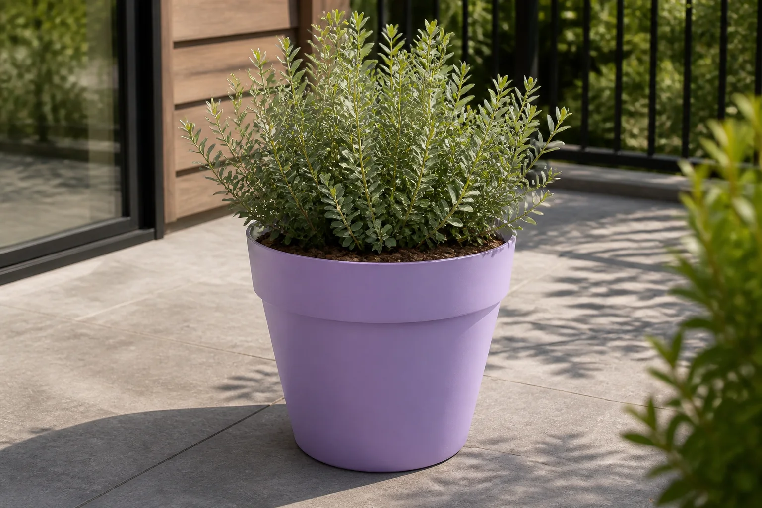 Sfeerfoto van Elho Loft urban rond 30cm lavendel lila bloempot – paars