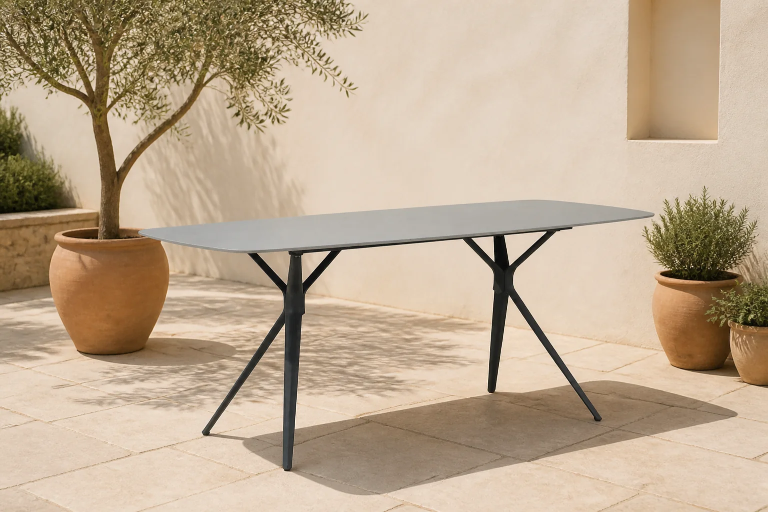 Sfeerfoto van Coco Valerio dining tuintafel 180 x 90 cm – Grijs-antraciet