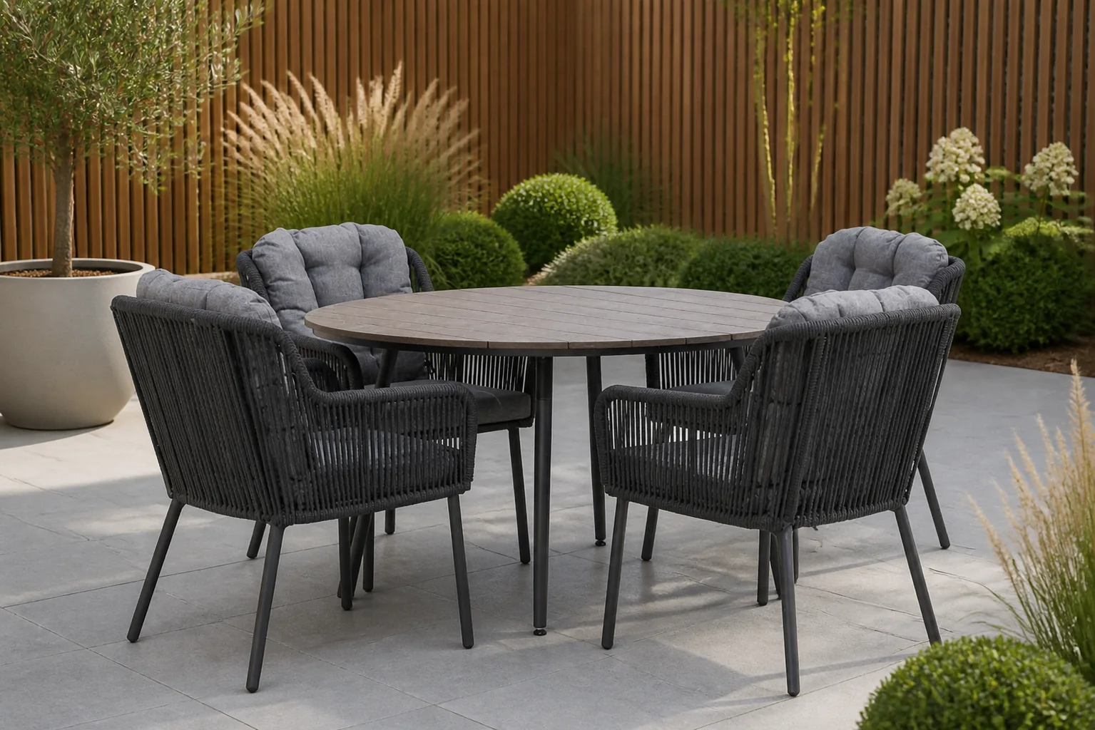 Sfeerfoto van Santika Furniture Tendenza/Matale 125 cm rond dining tuinset 5-delig – Grijs-antraciet