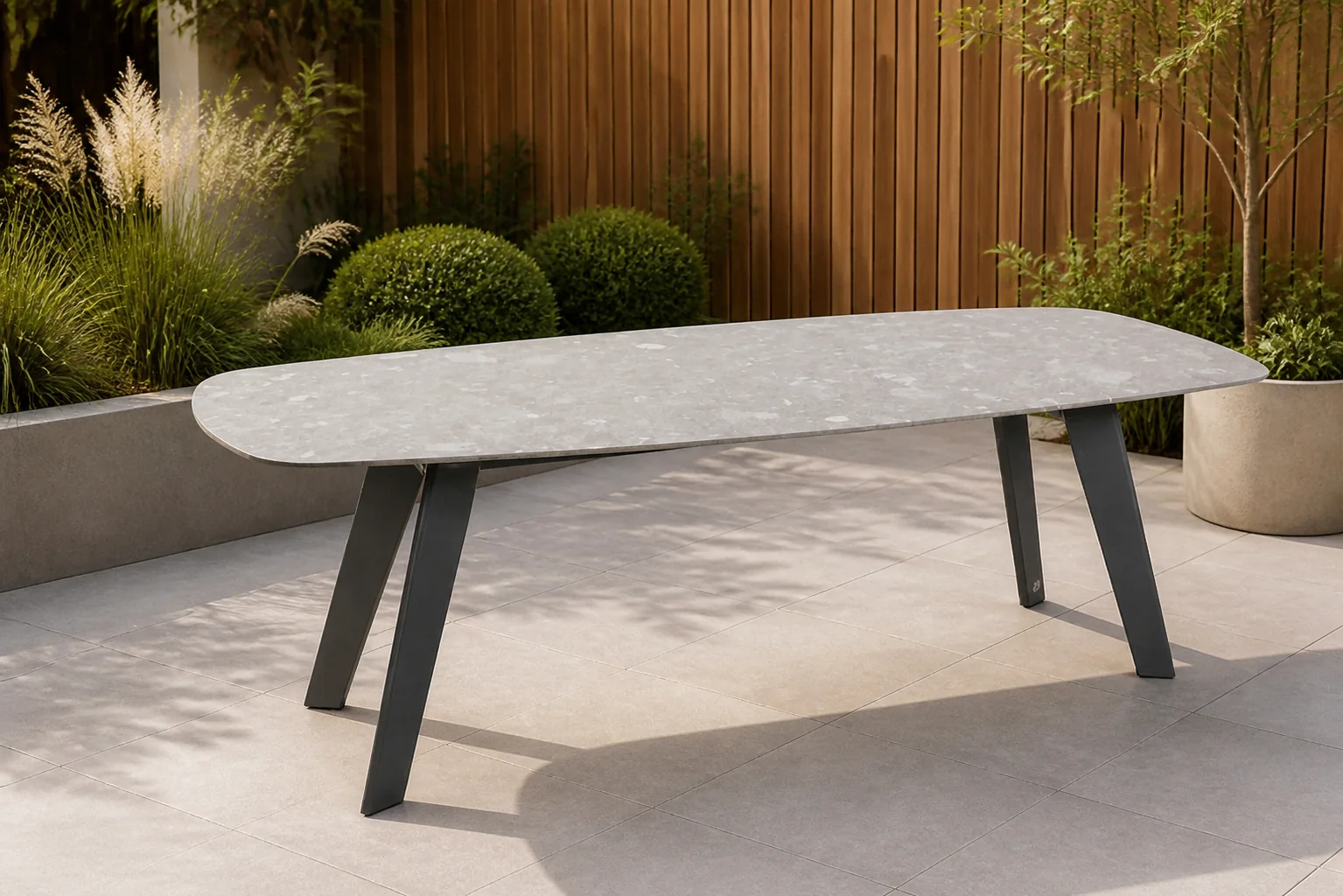 Sfeerfoto van 4 Seasons Outdoor Montana dining tuintafel 240 x 103 cm antraciet – Grijs-antraciet