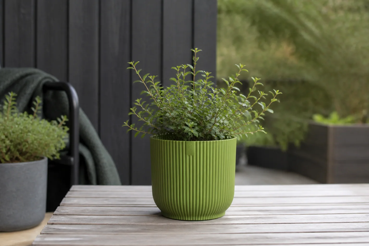 Sfeerfoto van Elho Vibes fold rond mini 7 cm varengroen bloempot – groen