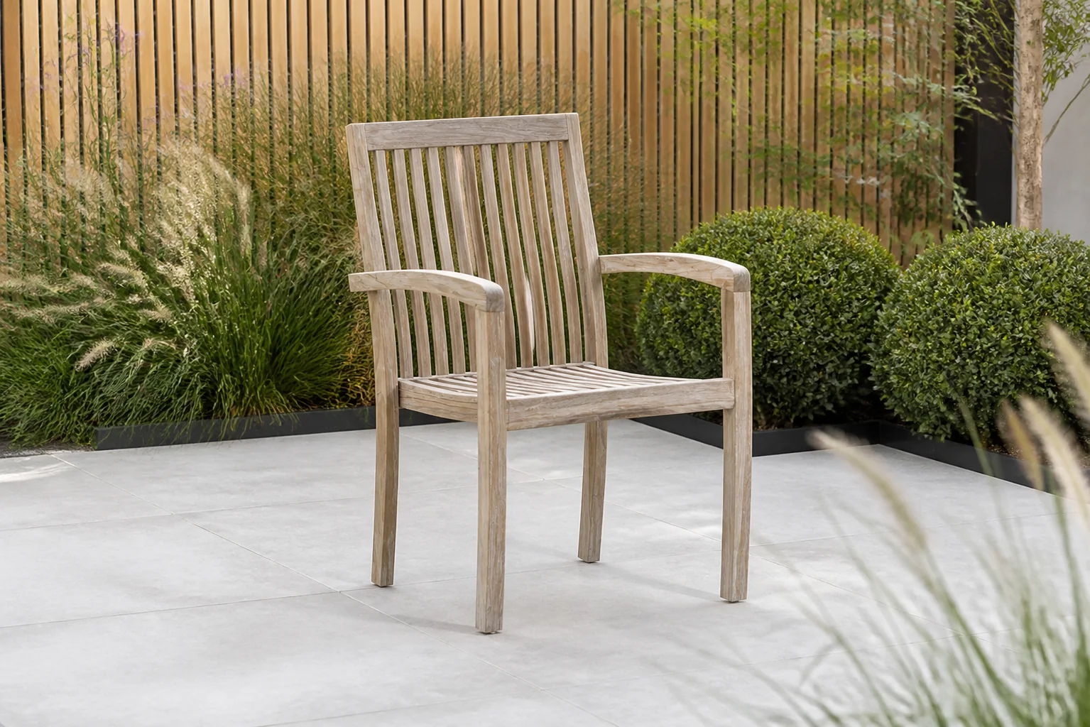 Sfeerfoto van Garden Collections Wales dining tuinstoel stapelbaar – Old teak greywash