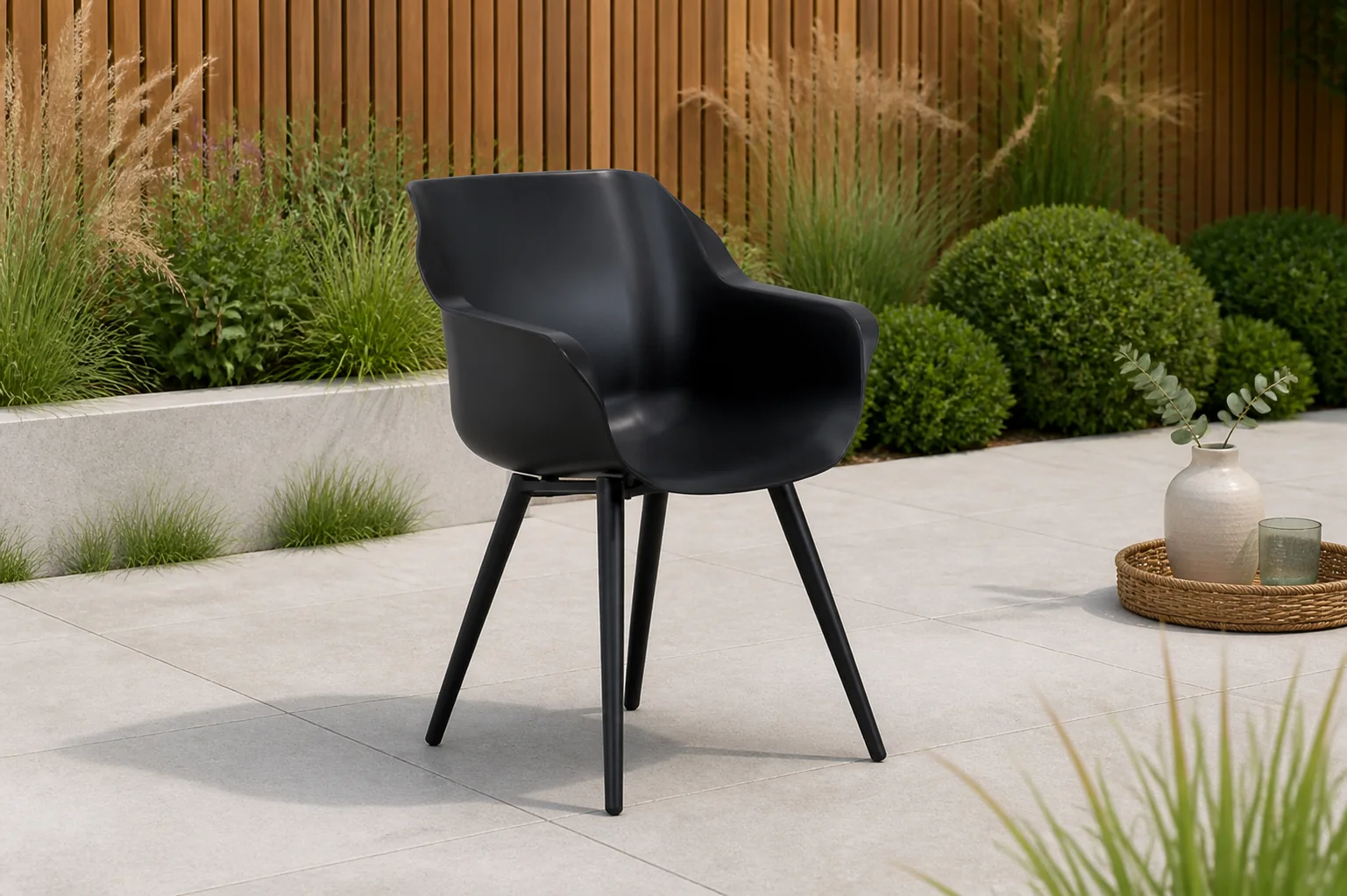 Sfeerfoto van Hartman Sophie studio dining tuinstoel carbon met gratis kussen – Zwart
