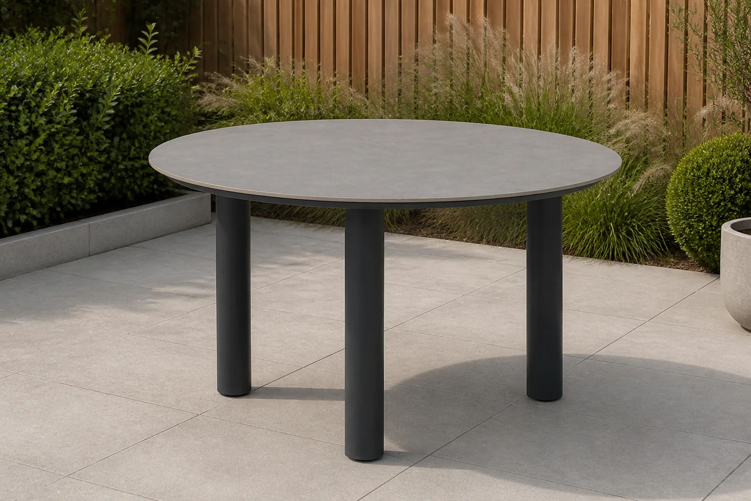 Sfeerfoto van Coco Trino dining tuintafel 140 cm – Grijs-antraciet