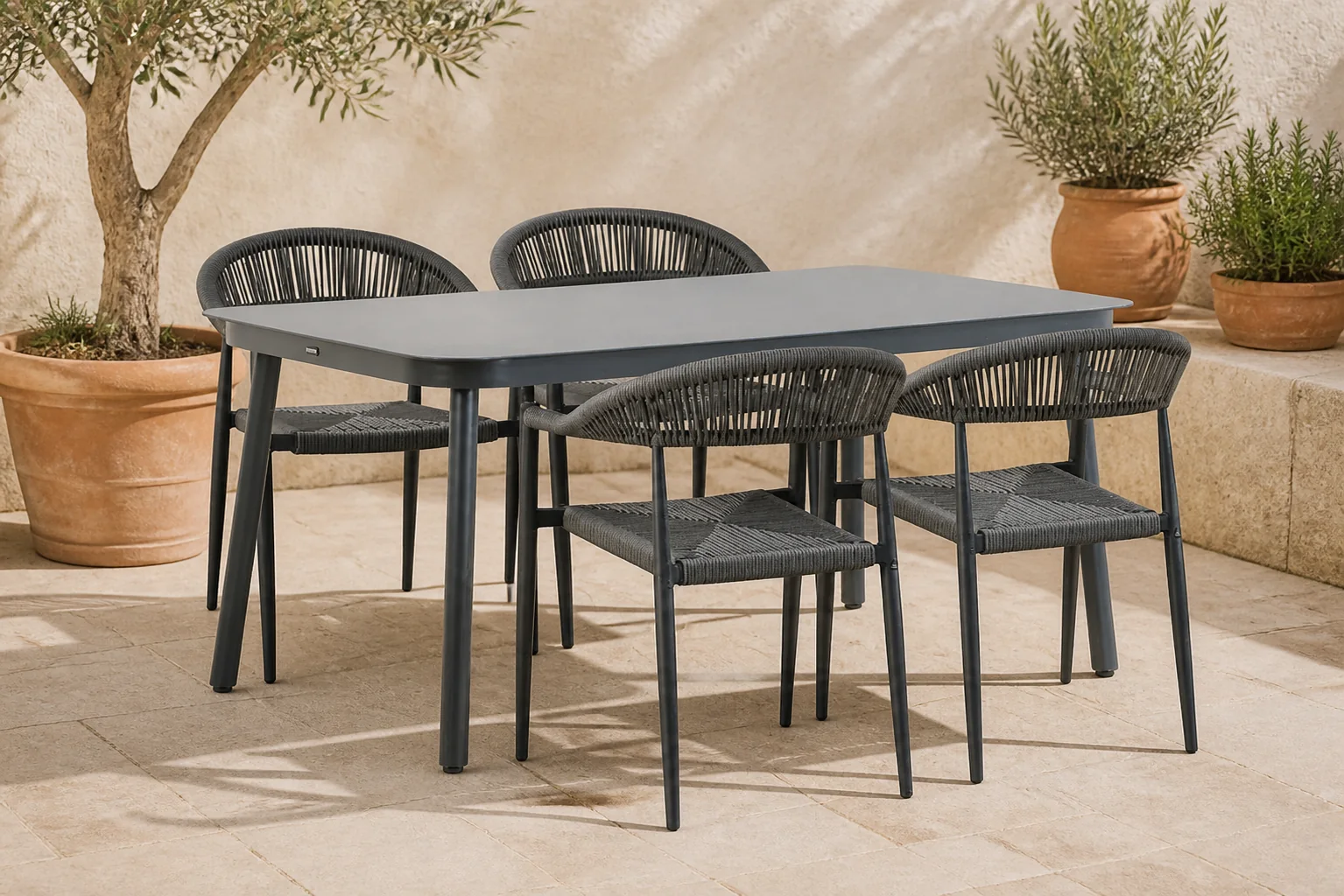 Sfeerfoto van De Laan Projects Laan Granada/Tavano 160×90 cm dining tuinset 5-delig – Grijs-antraciet
