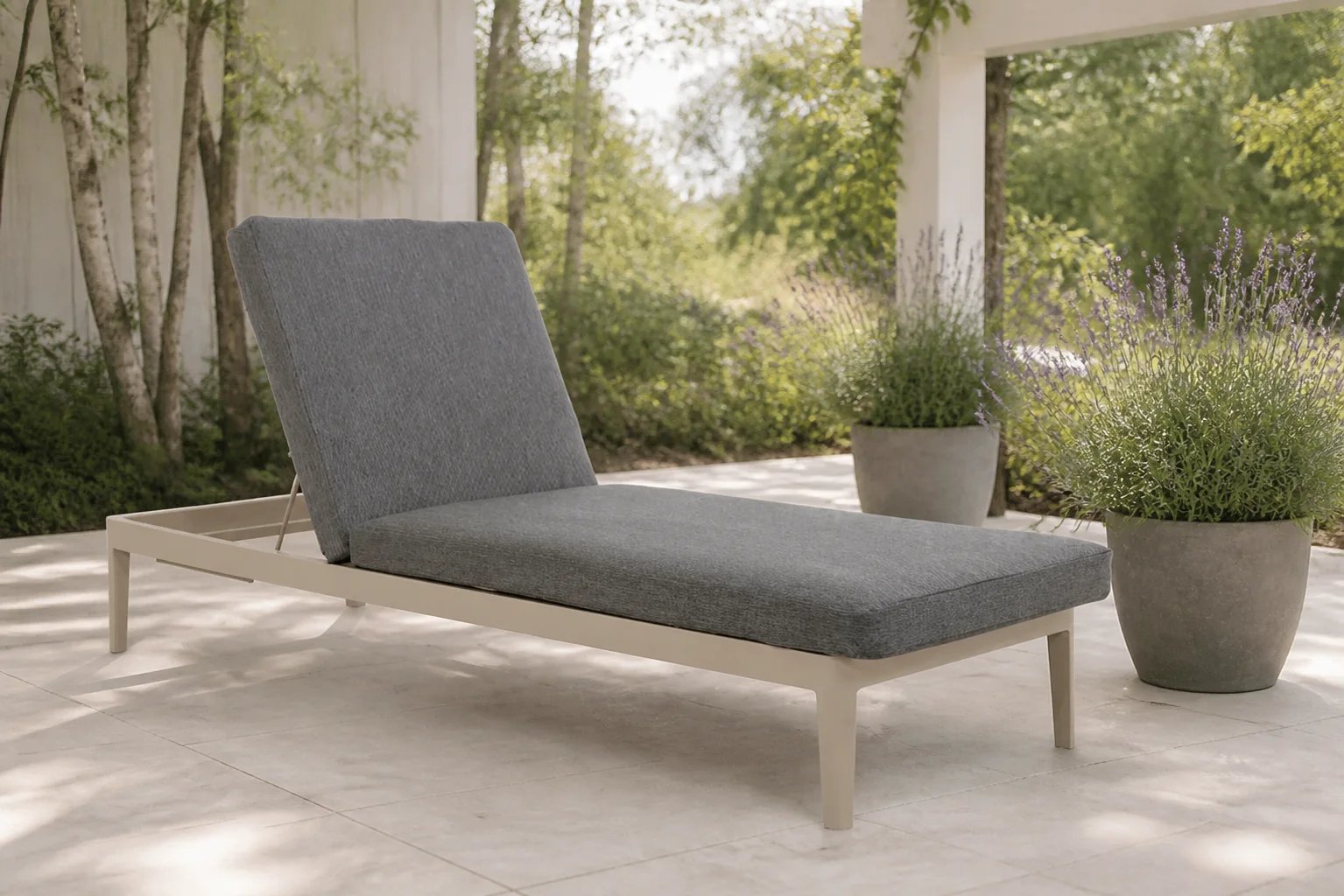 Sfeerfoto van Lifestyle Garden Furniture Mateo ligbed met kussen loft/dark grey – Taupe-naturel-bruin
