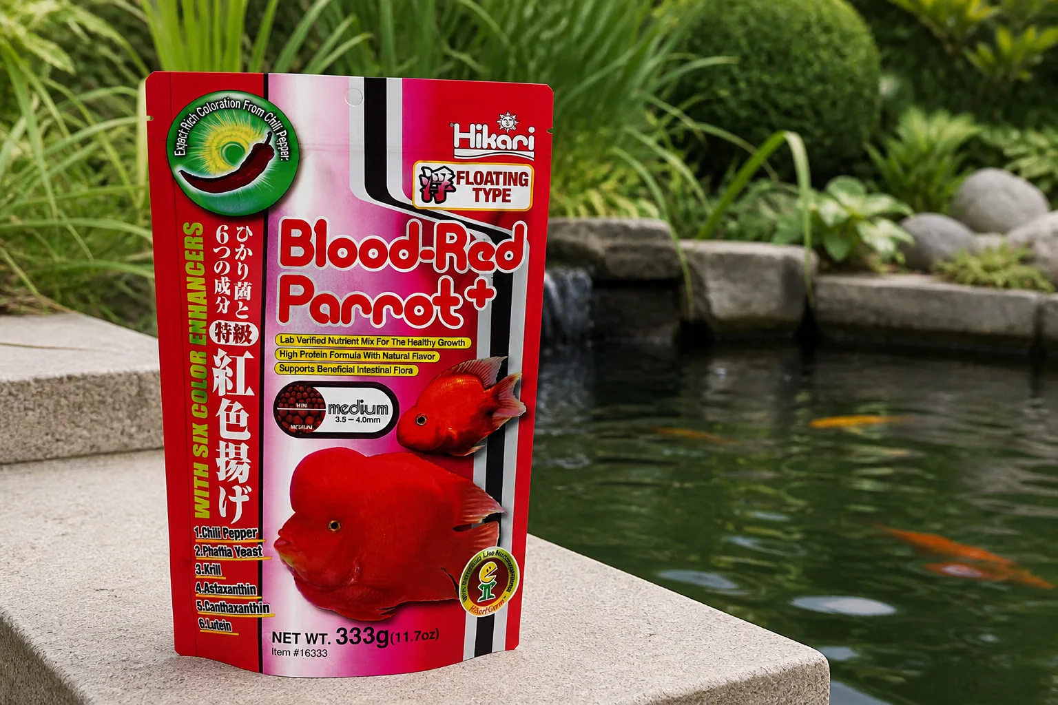 Sfeerfoto van Hikari Visvoer Hik blood-red parrot mini 333 gram – rood