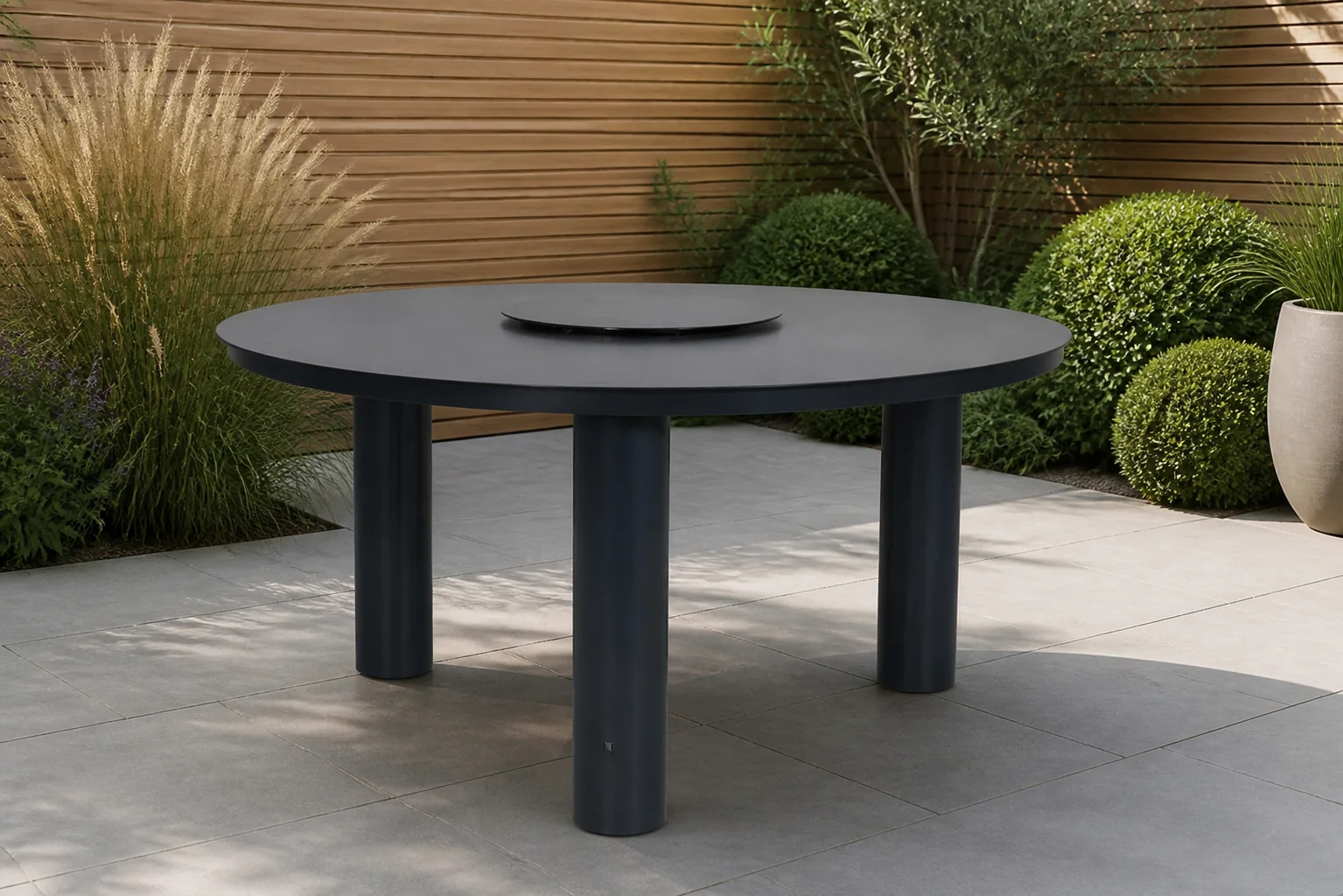 Sfeerfoto van Lifestyle Garden Furniture Arancia dining tuintafel 150 cm met lazy susan – Grijs-antraciet