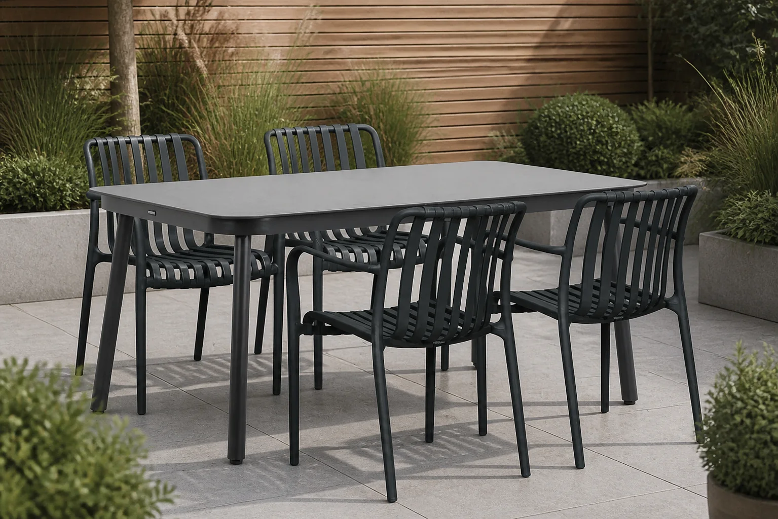 Sfeerfoto van Domani Furniture Alba/Tavano 160×90 cm dining tuinset 5-delig – Grijs-antraciet