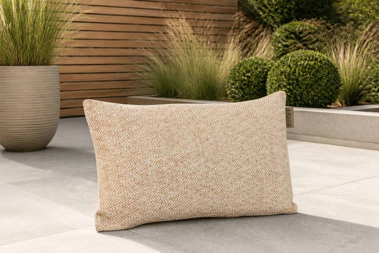 Sfeerfoto van Stoff Yo sierkussen 50 x 30 cm – Taupe-naturel-bruin