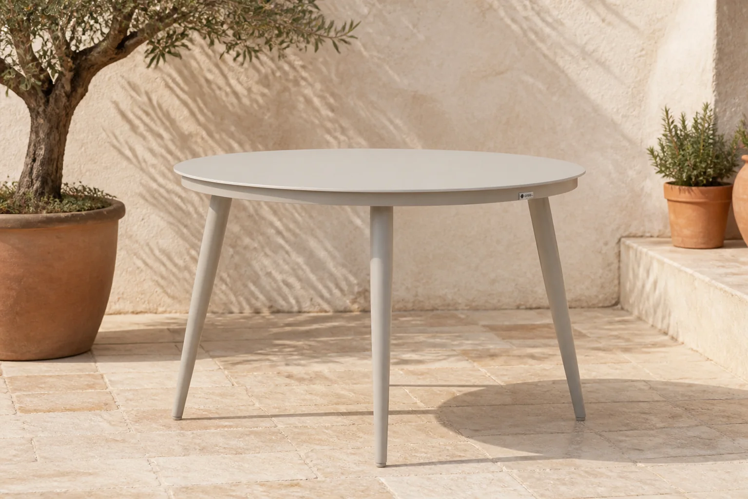 Sfeerfoto van Coco Vienna dining tuintafel 120 cm rond – Taupe-naturel-bruin