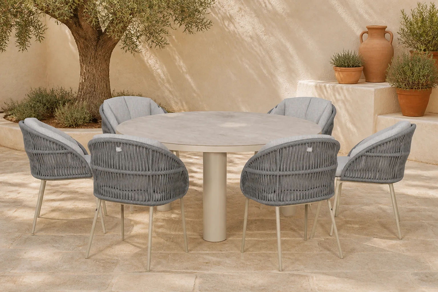 Sfeerfoto van Santika Furniture Pebble/Arancia 150 cm dining tuinset 7-delig – Zand/Beige
