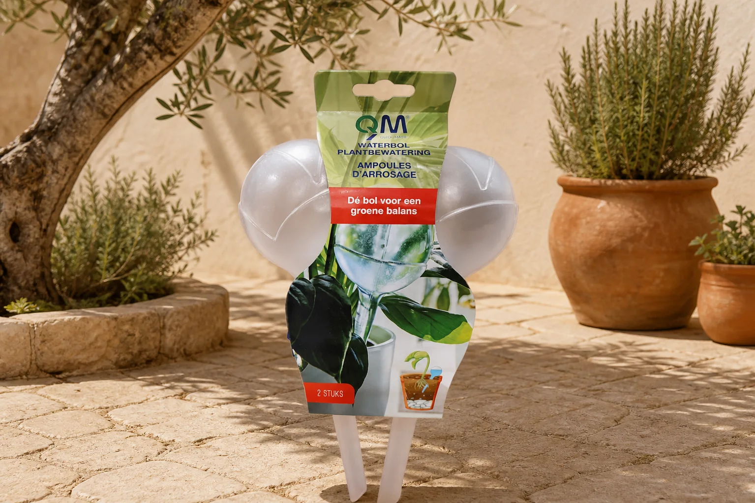 Sfeerfoto van Vlot QM waterbol plantbewatering bol 2 stuks waterdruppelaar voor binnen en buitenplanten