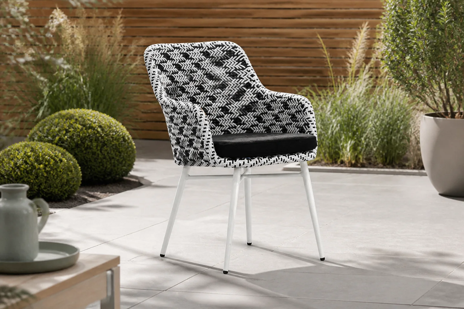 Sfeerfoto van Lifestyle Crossway dining tuinstoel met wit onderstel – Zwart-wit