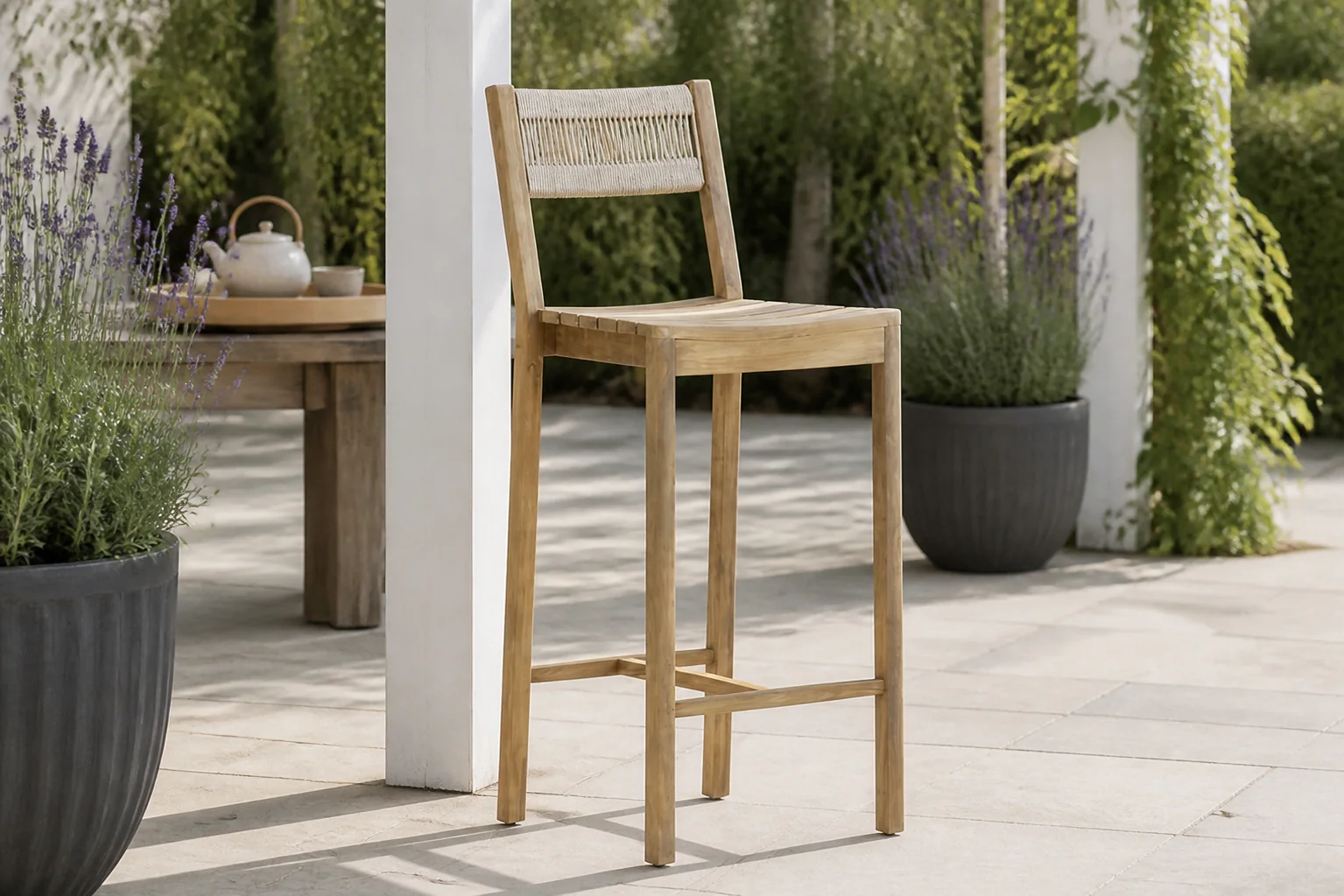 Sfeerfoto van Santika Furniture Suka barstoel – Old teak greywash