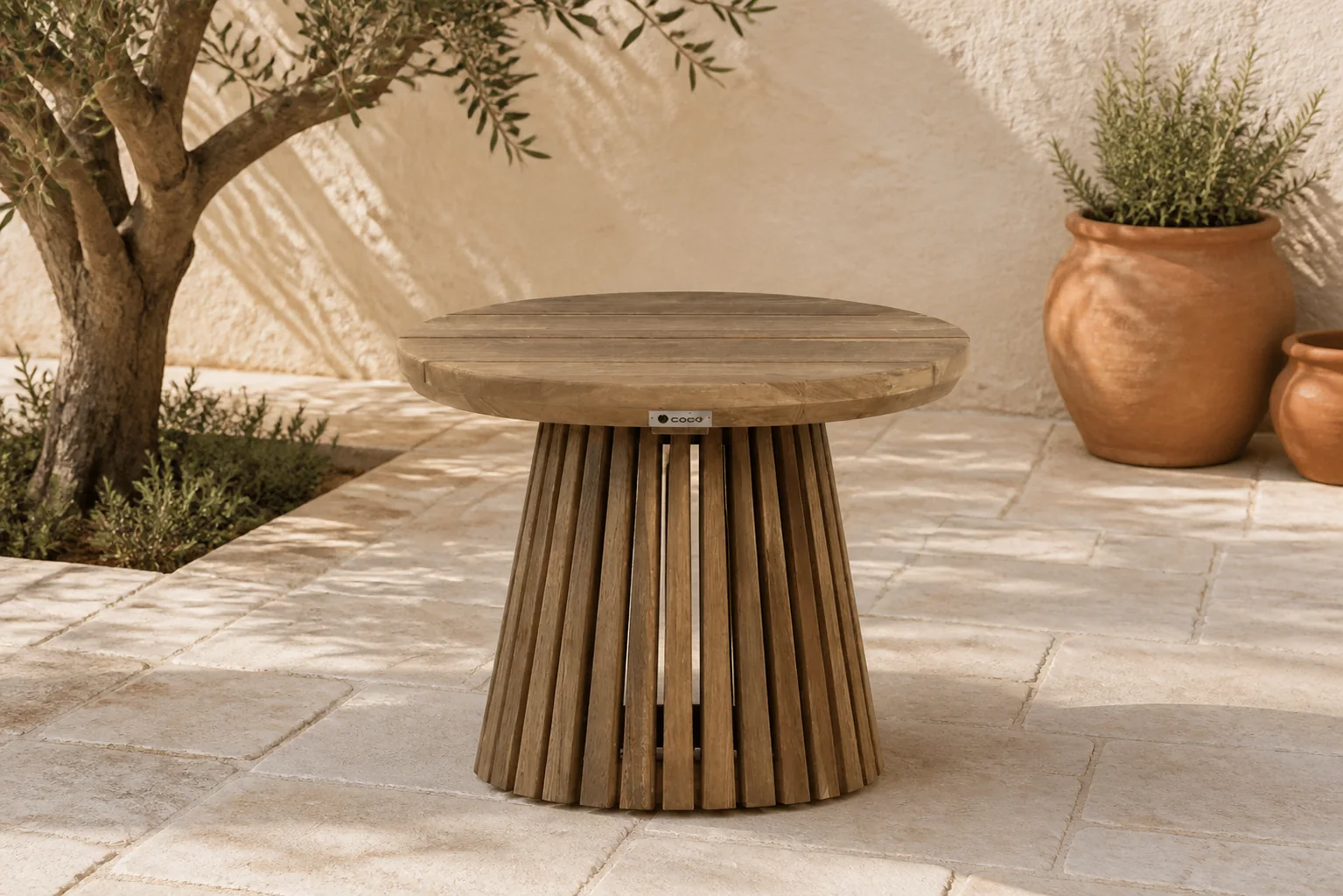 Sfeerfoto van Coco Fungo loungetafel 55 cm Ø – Old teak greywash