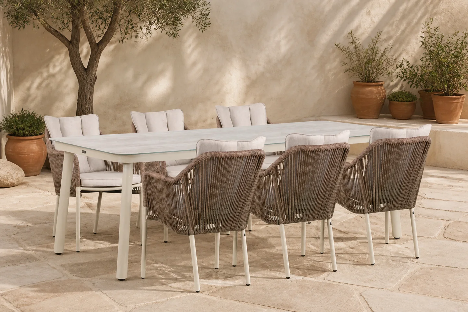 Sfeerfoto van De Laan Projects Lifestyle Marbella/Tavano 220 cm dining tuinset 7-delig – Taupe-naturel-bruin