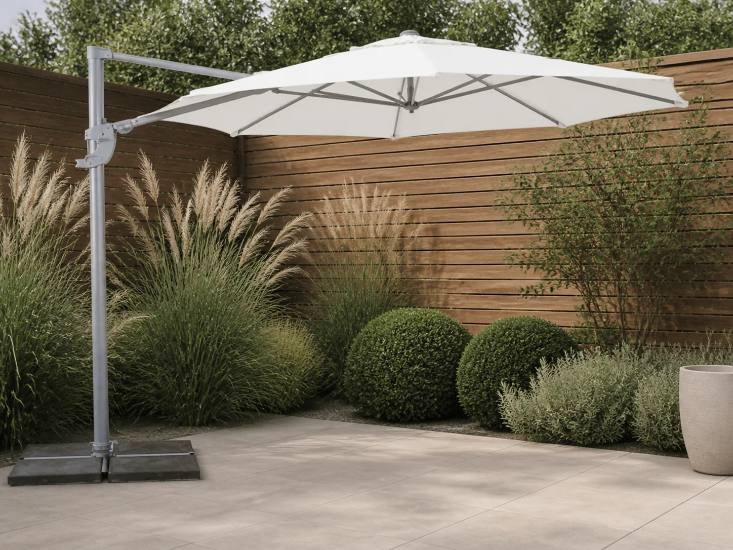 Sfeerfoto van Shadowline Francisco zweefparasol ø330cm – Wit