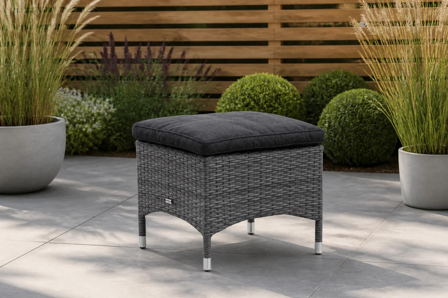 Sfeerfoto van Garden Collections Denver lounge voetenbank – Grijs-antraciet