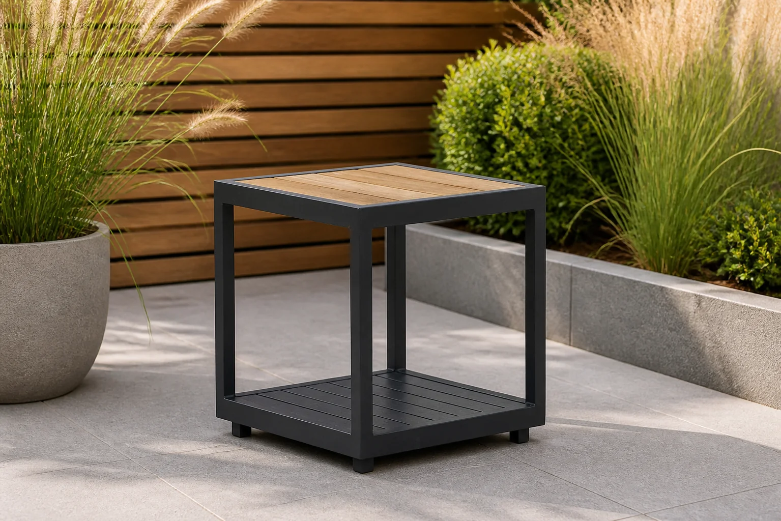 Sfeerfoto van Lifestyle Garden Furniture Marseille bijzettafel – Grijs-antraciet