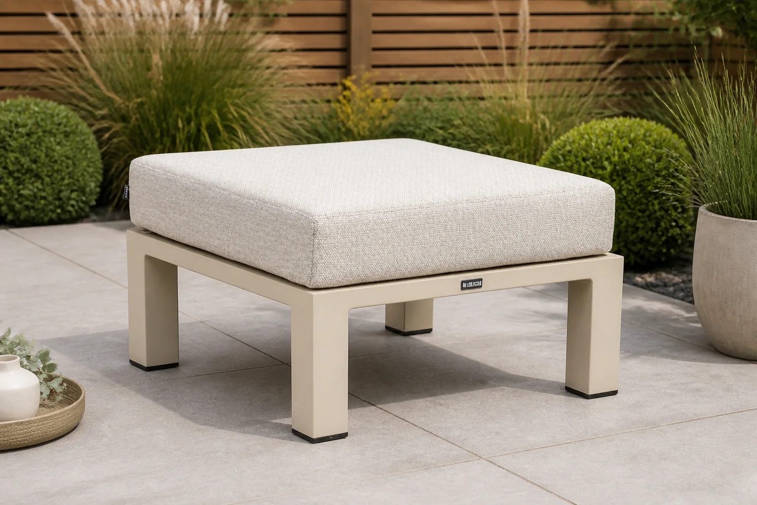 Sfeerfoto van Lifestyle Garden Furniture Luca lounge voetenbank – Taupe-naturel-bruin