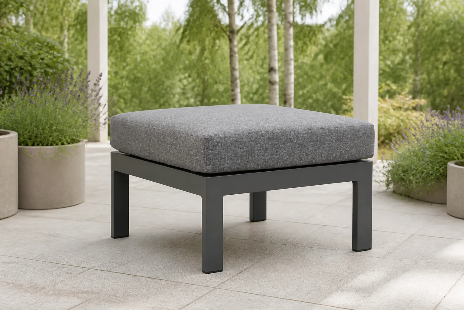 Sfeerfoto van Lifestyle Garden Furniture Marietta loungetafel/voetenbank vierkant met kussen – Grijs-antraciet