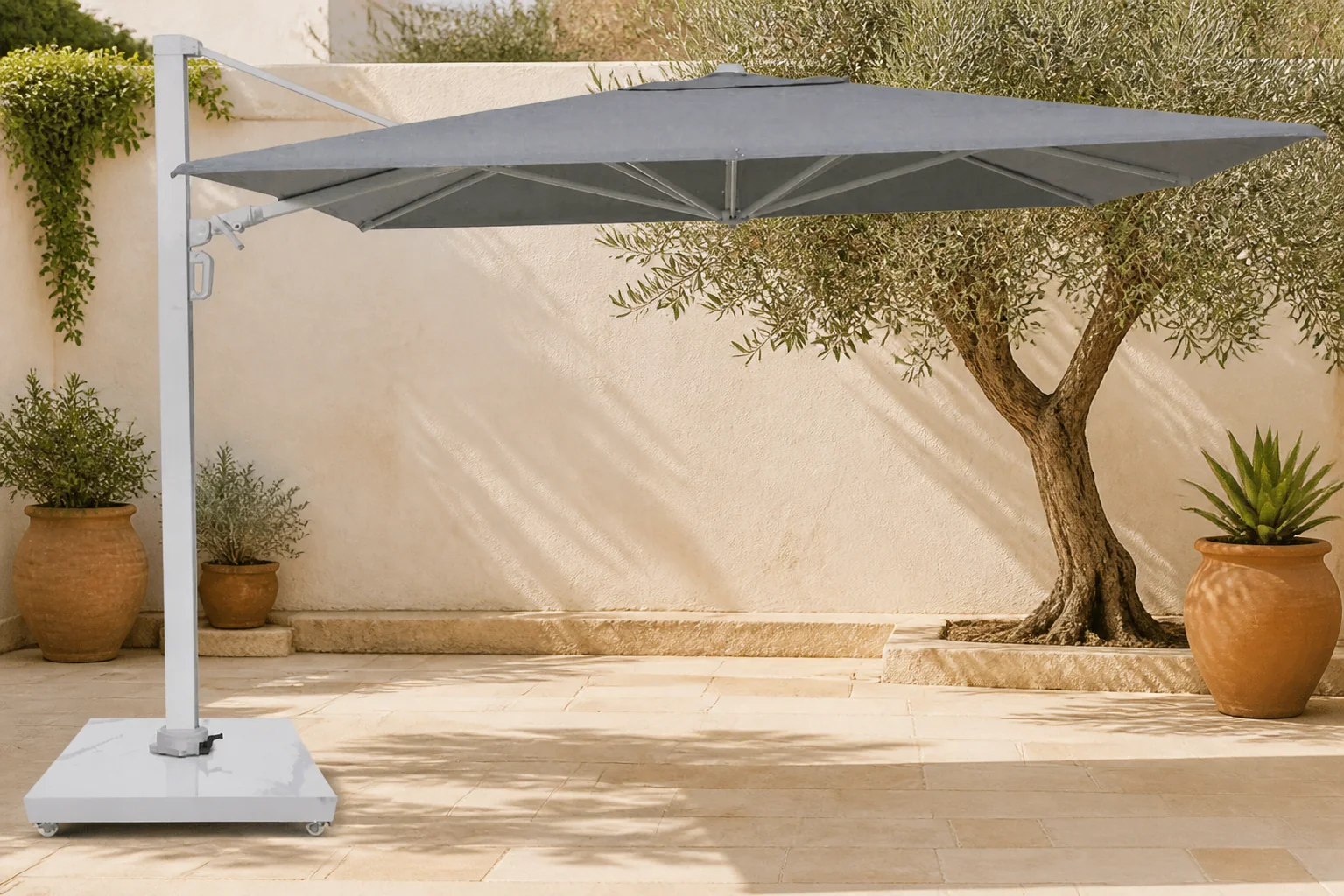Sfeerfoto van Camello Luna zweefparasol 3×3.5m S2 Excellent (excl. voet) – Grijs-antraciet