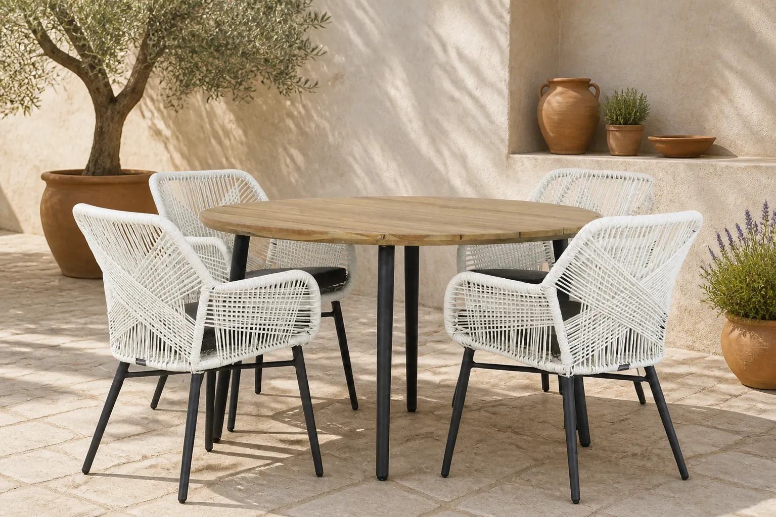 Sfeerfoto van Lifestyle Garden Furniture Advance/Montana 130 cm rond dining tuinset 5-delig – Wit