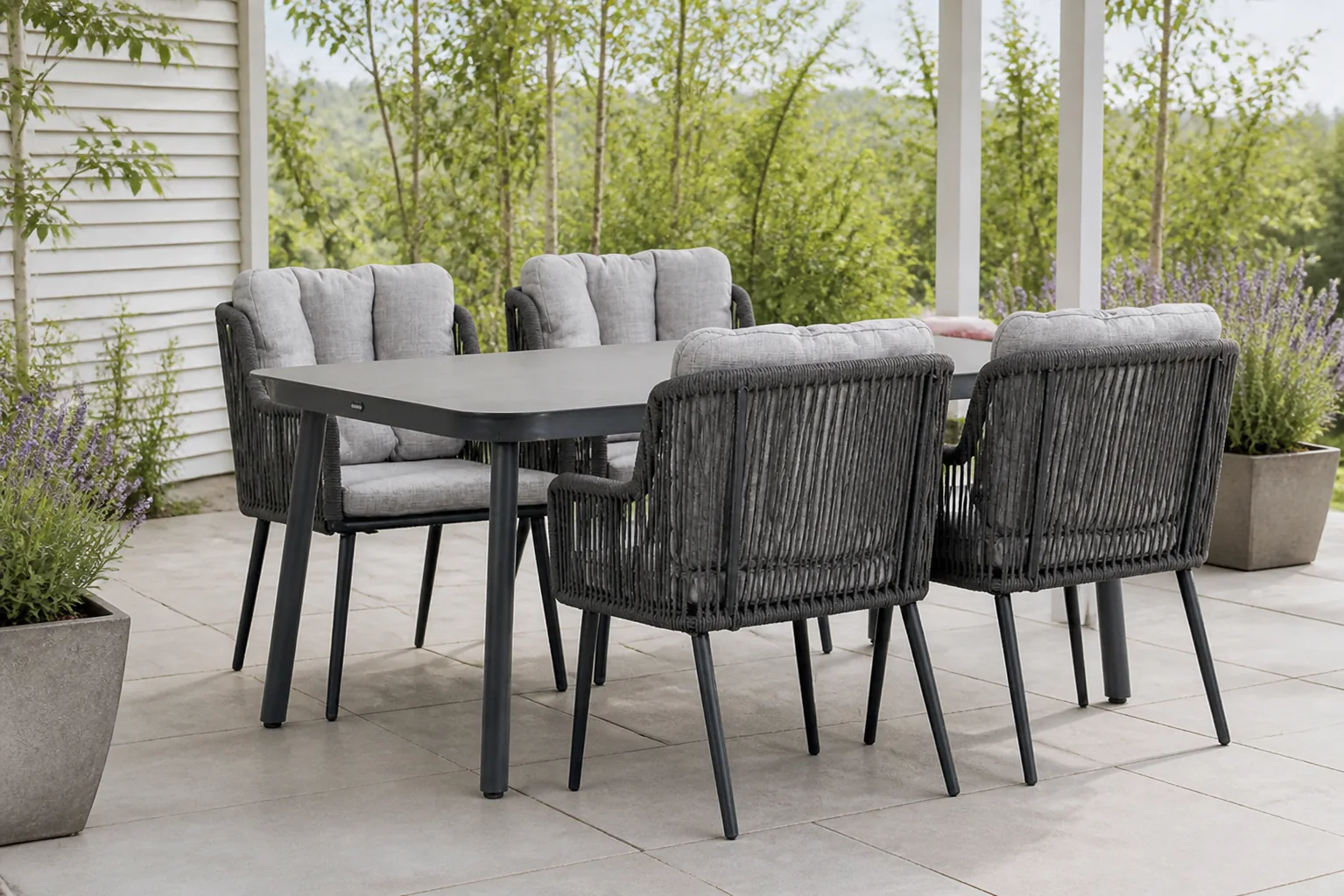Sfeerfoto van Lifestyle Garden Furniture Tivoli/Tavano 160×90 cm dining tuinset 5-delig – Grijs-antraciet