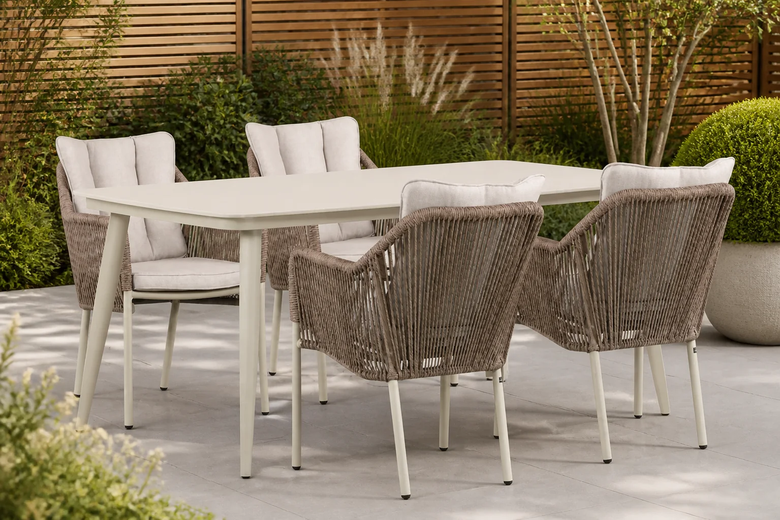 Sfeerfoto van De Laan Projects Lifestyle Marbella/Vienna 180 cm dining tuinset 5-delig – Taupe-naturel-bruin