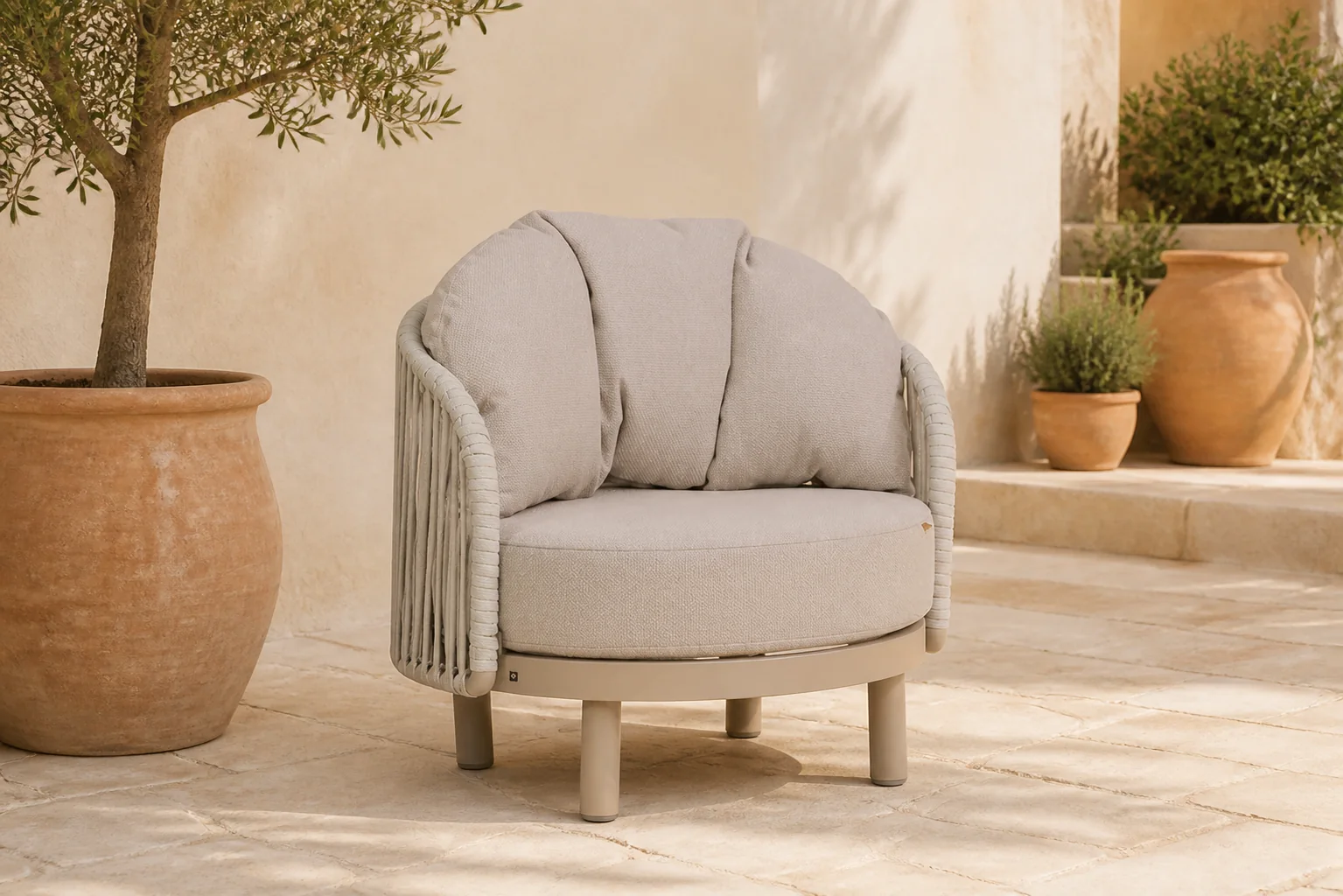 Sfeerfoto van Santika Furniture Nanda lounge tuinstoel – Taupe-naturel-bruin