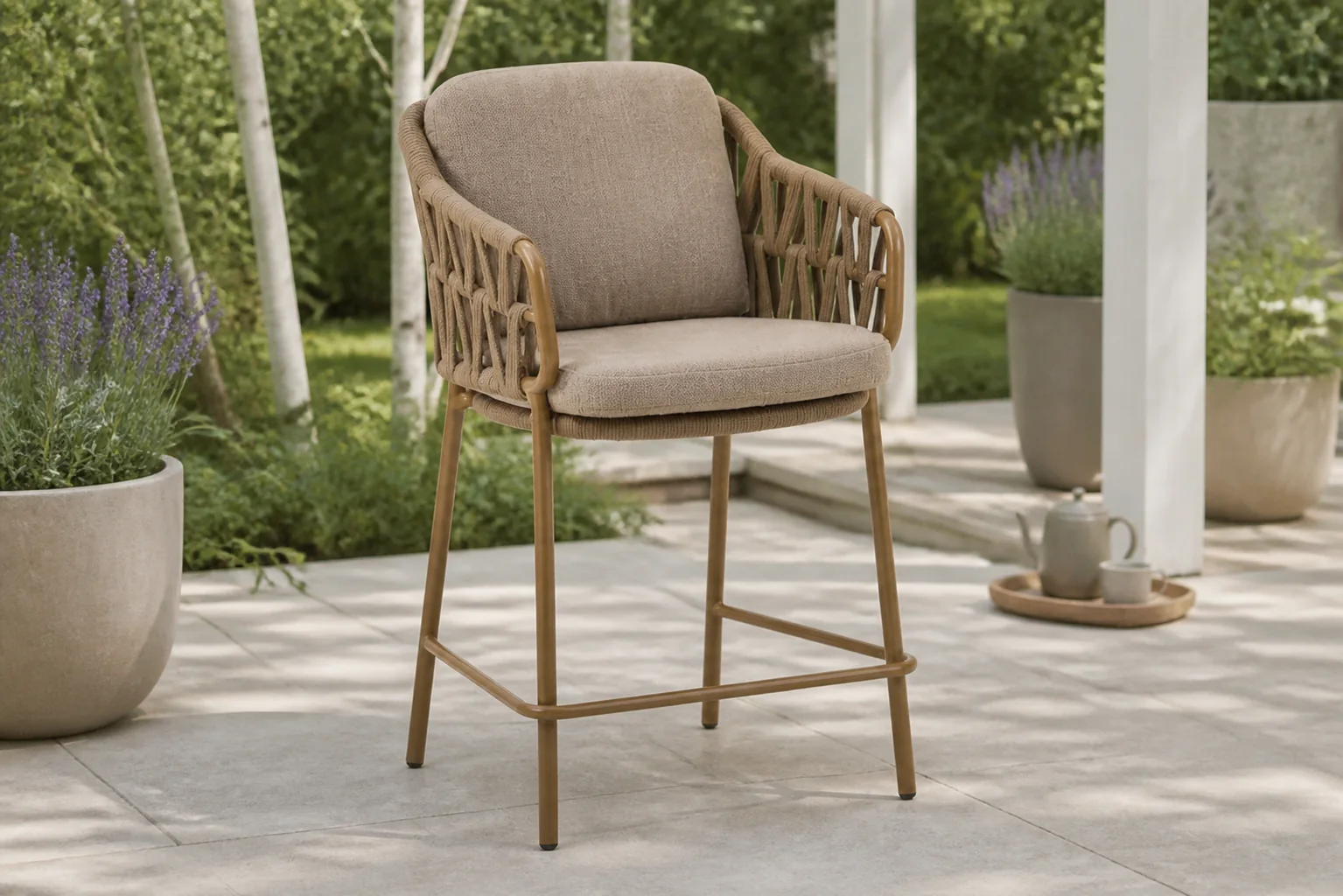 Sfeerfoto van 4 Seasons Outdoor Seasons Biarritz high dining chair amber with 2 cushions (per 2) – Taupe-naturel-bruin