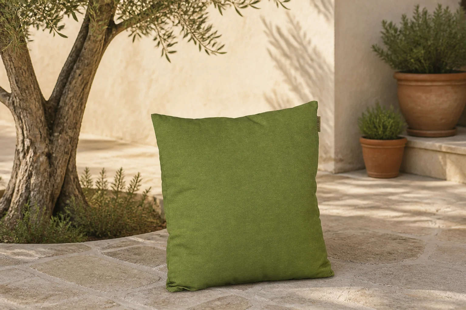 Sfeerfoto van Stoff Orino sierkussen 60 x 60 cm – Groen